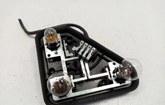 BMW 5 E39 Tail light bulb cover holder 8371325 63218371325