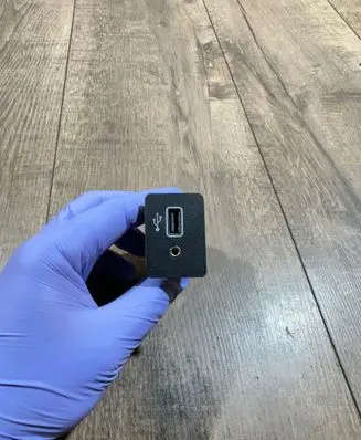 Nissan Navara D23 USB socket connector 284H35FA0C 032010158B
