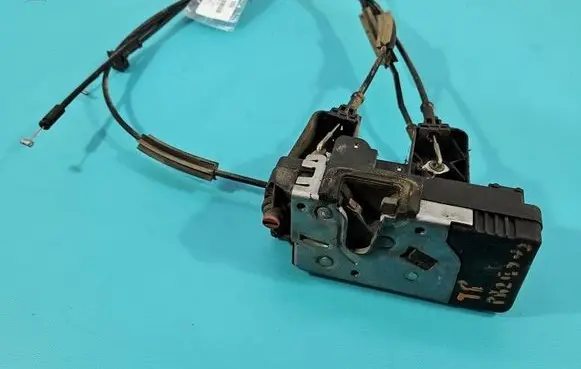 Opel Combo C Rear door lock 13157757 IMPRK1553102