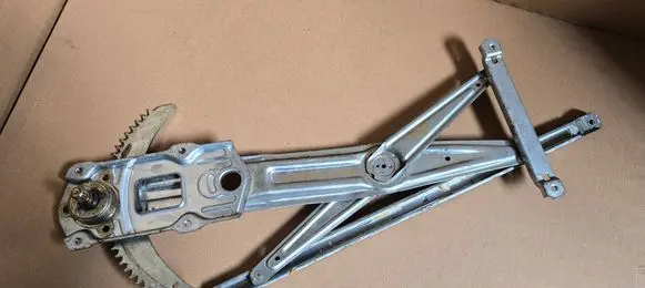 Suzuki Ignis Front door manual window regulator 8341086G00