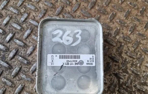 Skoda Fabia Mk3 (NJ) Oil filter mounting bracket 04E117021