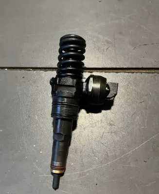 Volkswagen PASSAT B5.5 Fuel injector 038130073AJ