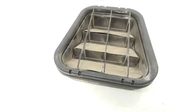 Quarter panel pressure vent