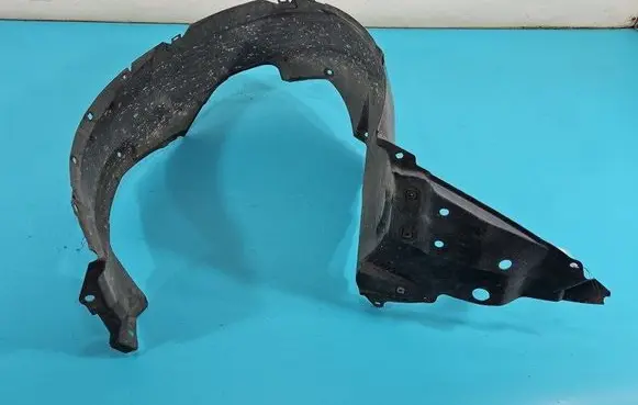 Front wheel arch liner splash guards