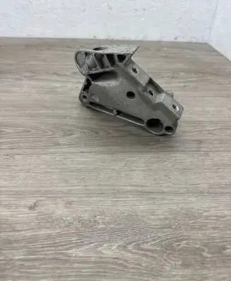 Volkswagen Golf VII Engine mounting bracket 04L199207D