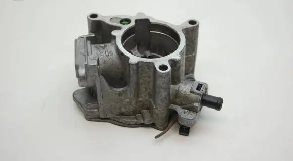 Volkswagen PASSAT B7 Vacuum pump 06J145100G 06H103121J