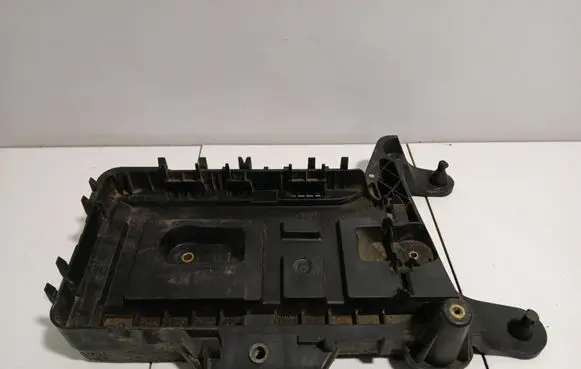 Volkswagen PASSAT B7 Battery tray 1K0915333