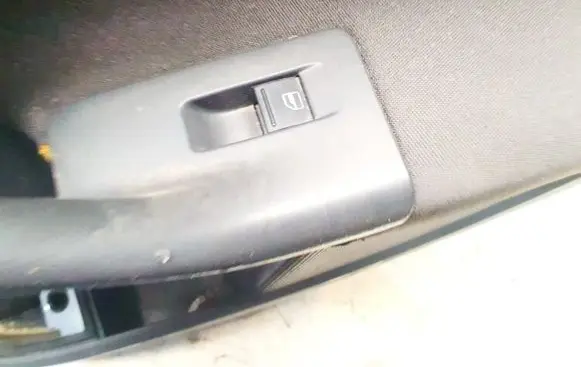 Volkswagen Golf V Electric window control switch