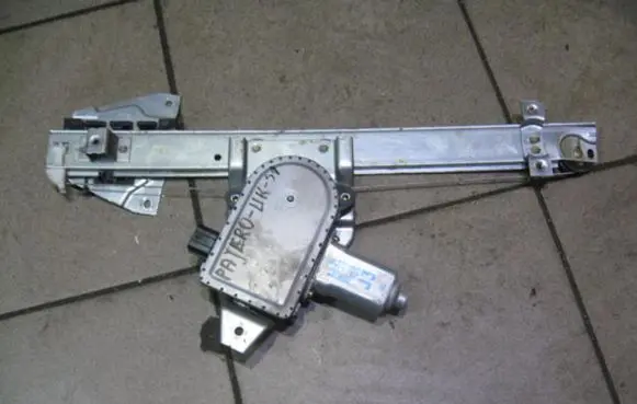 Mitsubishi Pajero Sport I Rear door window regulator with motor