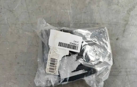 Maserati Levante Fender mounting bracket 673005624