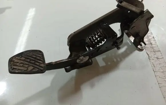 Nissan Qashqai Brake pedal E001050X11