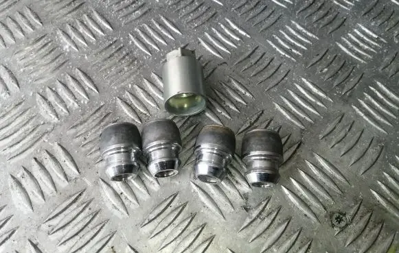 Hyundai i30 Anti-theft wheel nuts and lock 
