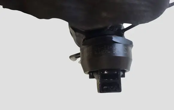 Volkswagen Golf V Fuel injector 038130073BN