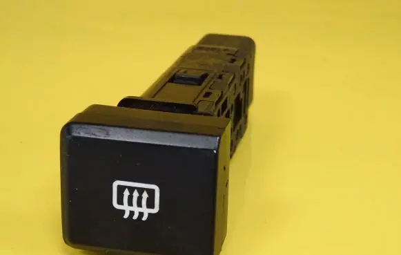 KIA Carens II Windscreen/window heater switch