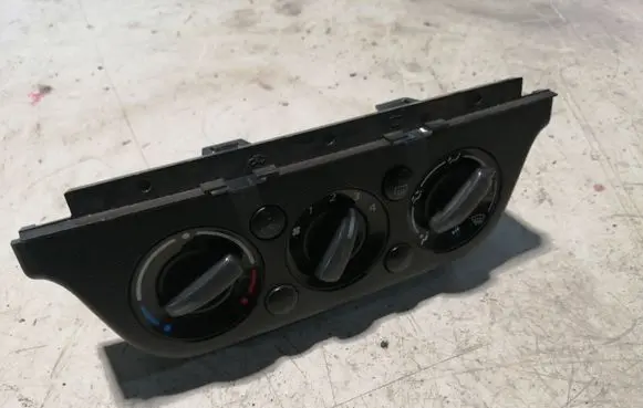 Suzuki Swift I Climate control unit