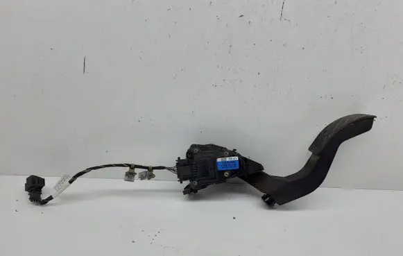 Volkswagen PASSAT B5 Accelerator throttle pedal 8D1723523G