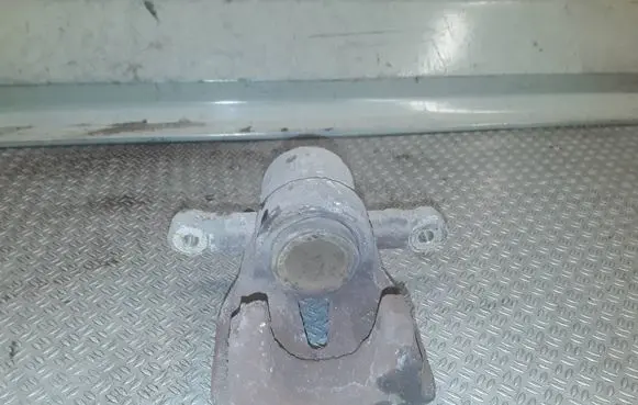Toyota Avensis T250 Front brake caliper
