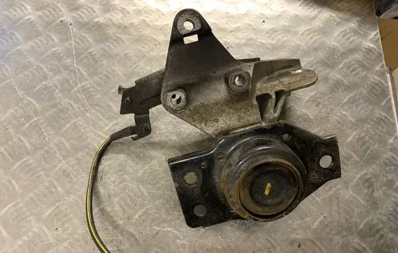 Nissan Qashqai Engine mount bracket DD130409