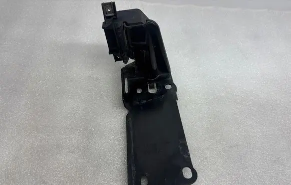Radiator mount bracket