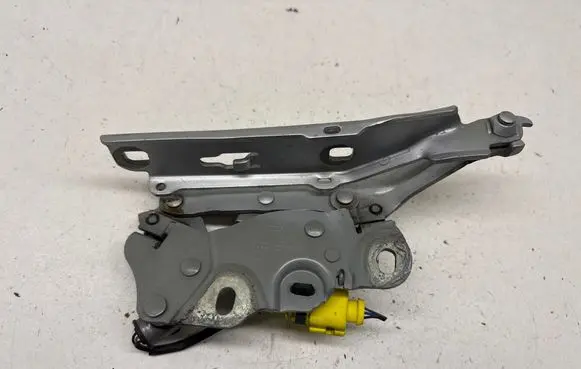 Audi A3 S3 8V Engine bonnet/hood hinges 8V0823301F