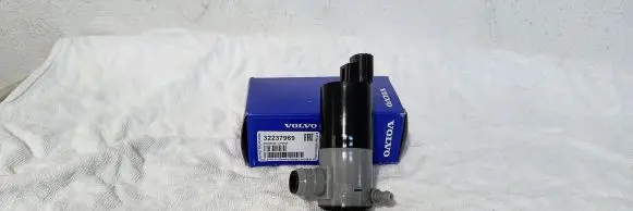 Volvo XC40 Windscreen/windshield washer pump 32237969