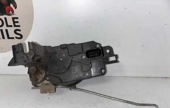 Opel Astra H Front door lock 13210748