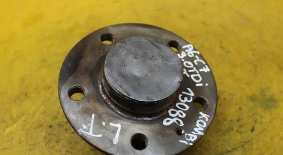 Rear wheel hub