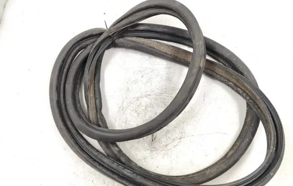 Trunk rubber seal (body)