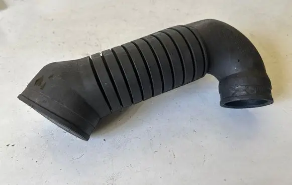 Volkswagen PASSAT B5 Intercooler hose/pipe 8D0129615C