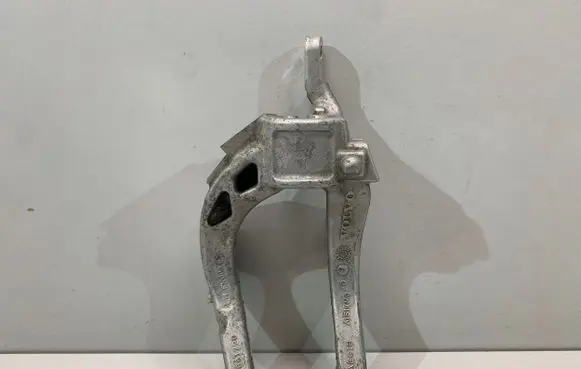 Volvo S90, V90 Lower shock absorber bracket 31681720