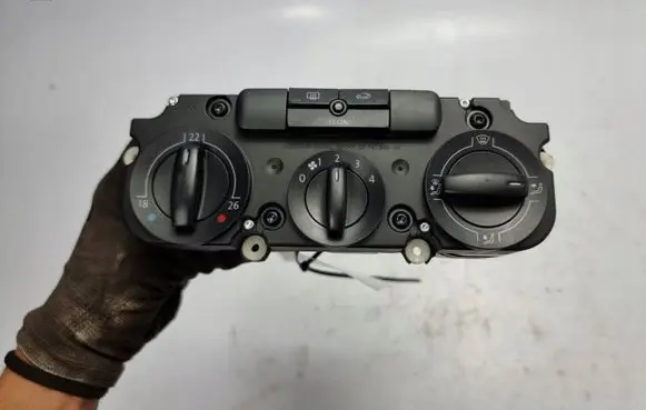 Volkswagen Golf V Climate control/heater control trim 
