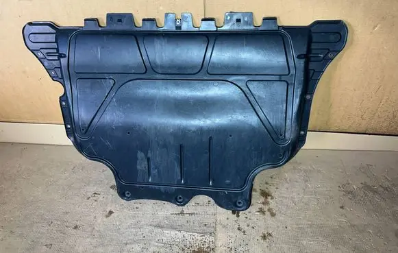 Volkswagen PASSAT B8 Engine splash shield/under tray 3Q0825236