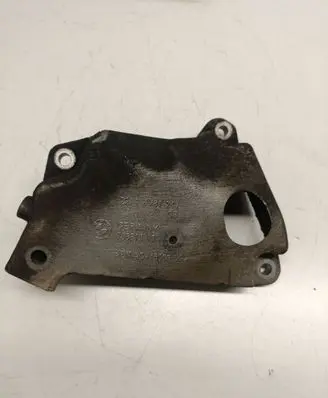 Engine mounting bracket