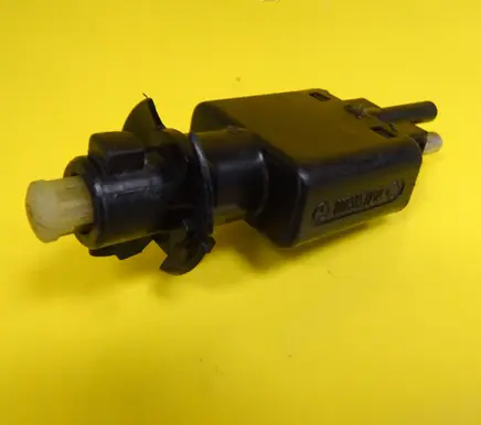 Mercedes-Benz E W124 Brake pedal sensor switch 0005457709