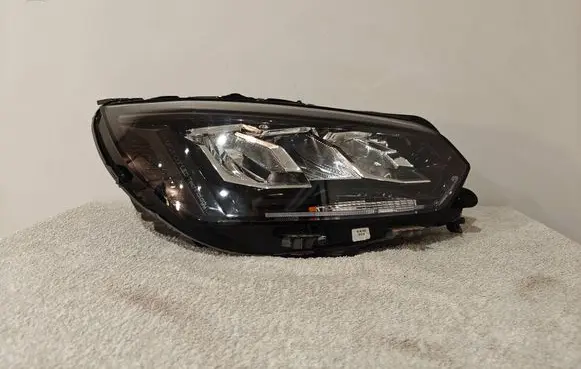 Peugeot 208 II Headlight/headlamp 