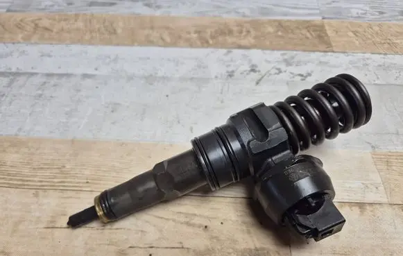 Audi A6 S6 C5 4B Fuel injector 038130073AR 038130073 0414720214