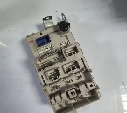 Toyota RAV 4 (XA20) Fuse module 8273342060