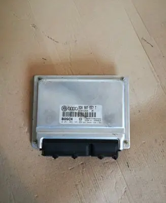 Volkswagen PASSAT B5 Engine control unit/module 8D0907557T 0261204185