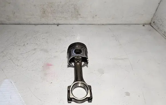 Nissan Primastar Piston with connecting rod