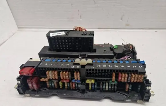 BMW 3 E46 Fuse module 8364540