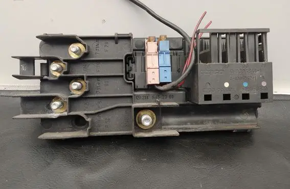 Mercedes-Benz E W211 Fuse module A2115452301 E0000031