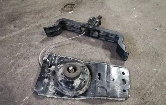 Chrysler Voyager Spare wheel mounting bracket 