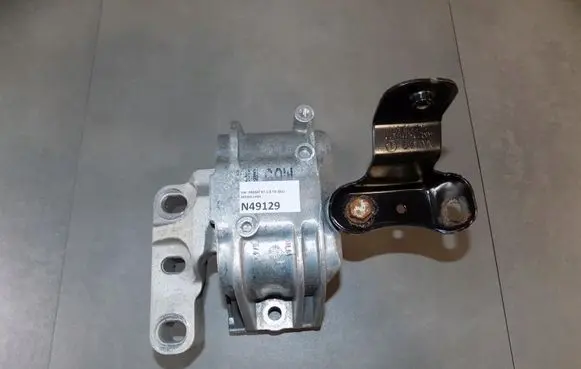 Volkswagen PASSAT B7 Engine mounting bracket