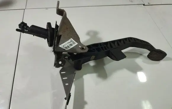 Mazda 3 I Clutch pedal 