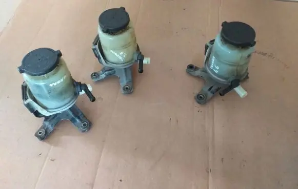Toyota Tundra II Power steering fluid tank/reservoir