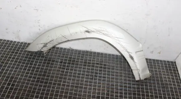 Toyota Land Cruiser (HDJ90) Front arch trim 