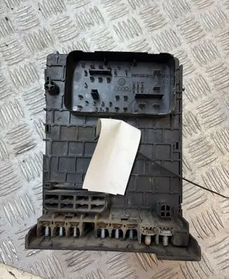 Volkswagen PASSAT B6 Fuse module 