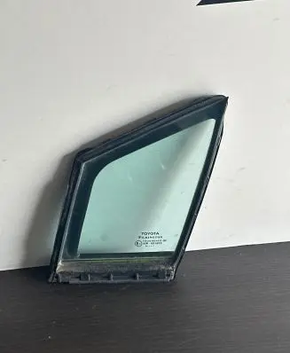 Toyota Avensis T270 Front door vent window glass four-door 43R001605