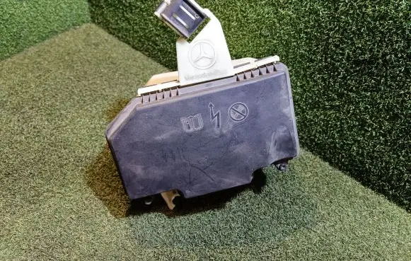 Mercedes-Benz S W222 Fuse box cover A2225400082 A2225452040