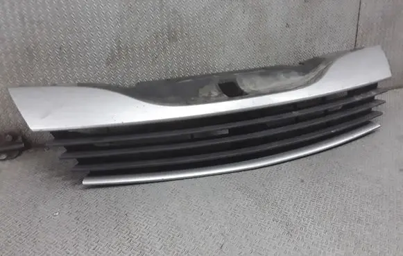 Renault Laguna II Front bumper upper radiator grill 8200012581
